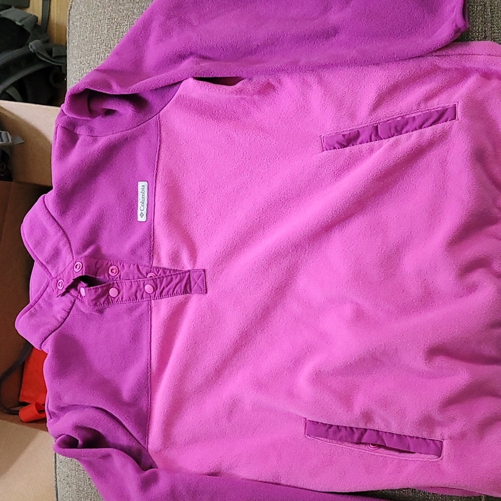 Columbia fleece,  1/2 snap, two tones color